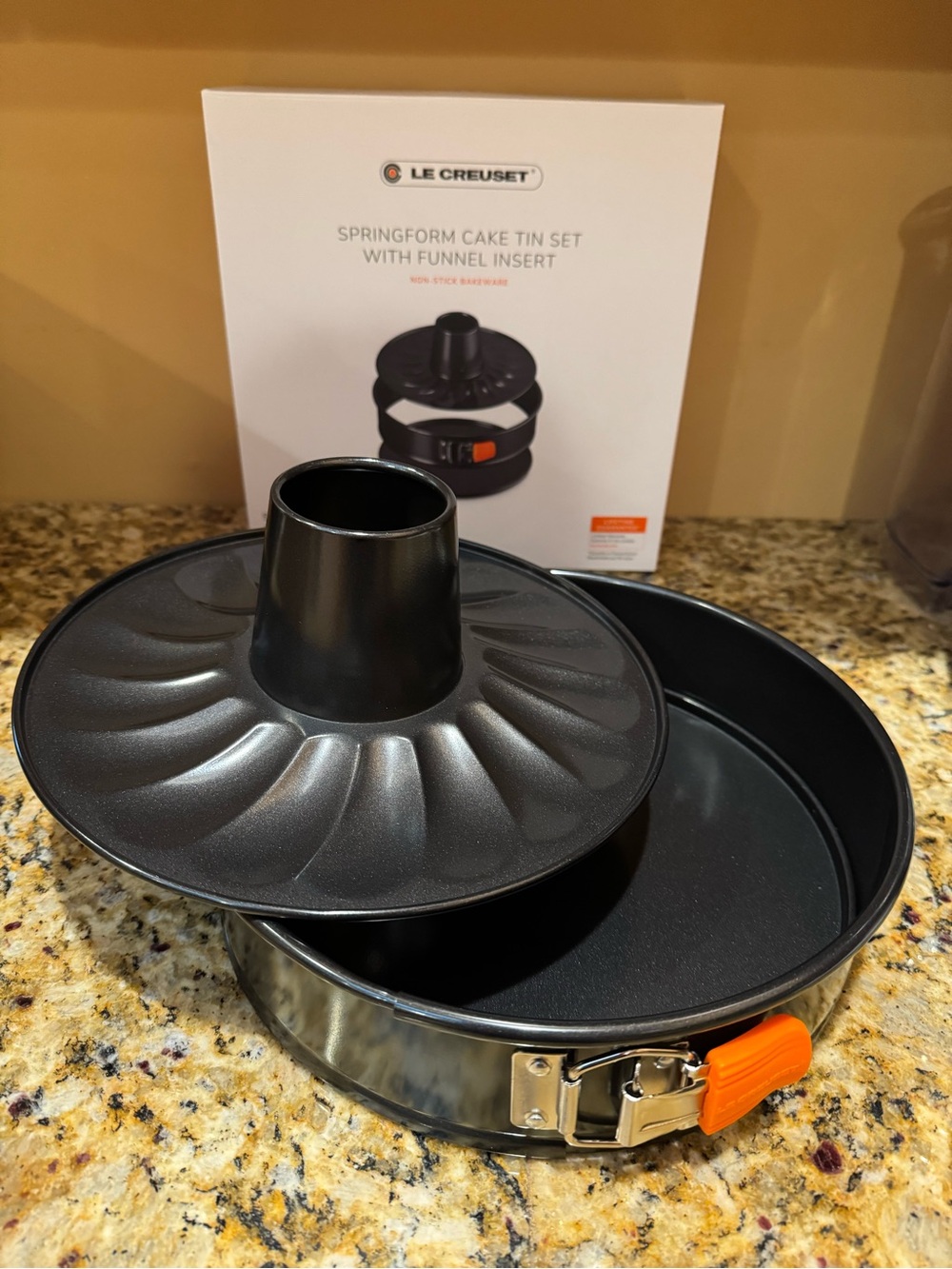 Le Creuset Black Springform Cake Tin Set  10” with Funnel Insert NEW in box !
